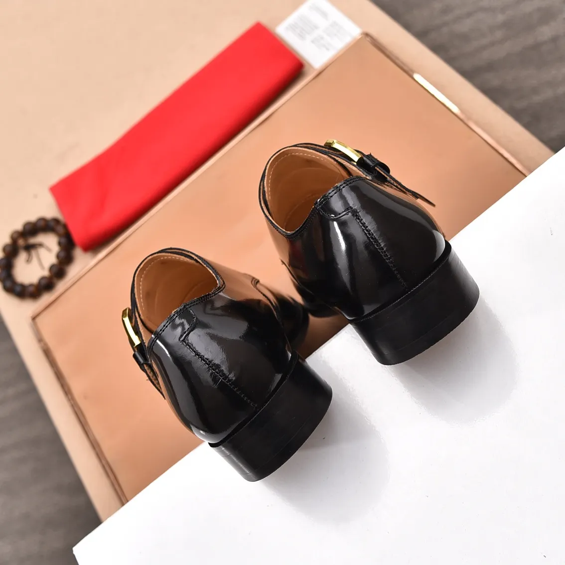 Men's shoes 💰560 (high-end, all cowhide) GUCCI high-end formal leather shoes, original imported fabrics from Italy, cowhide lining, original hardware. I believe you will be struck by it from the first moment you see it. The avant-garde atmosphere can no longer fully interpret its elegance. AAA grade rubber outsole, super comfortable. Original counter last, ensuring its original version and quality. The simple upper ensures its comfort and breathability. A pair of truly good shoes has its own unique soul, famous quality, regular size 38-44 (45 46 customized)